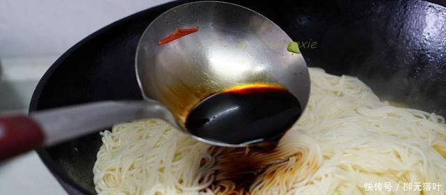 换个方法吃面条,比焖面简单比捞面好吃,20分钟做好端上桌!