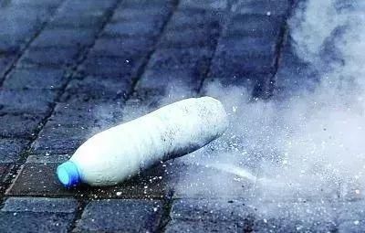 塑料瓶|8岁男孩家中意外失明，太可怕了，家家都有这东西！