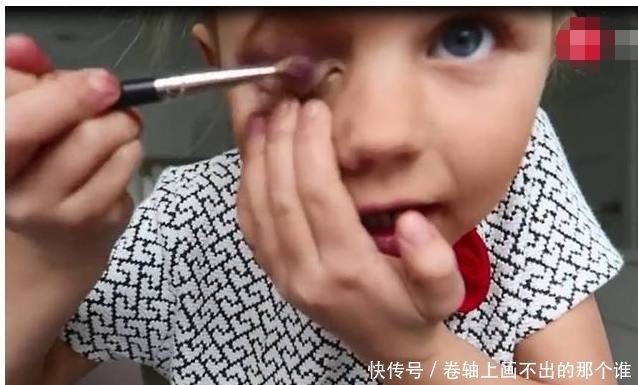 小萌娃学妈妈化妆,妆后的样子,爸爸说是他的前世情人!