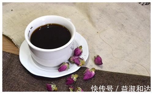 经血|女性月经期间,就算再喜欢,这四种水也都别碰,否则子宫会很遭罪