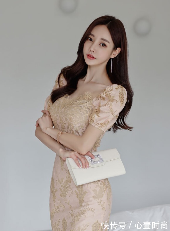 女神孙允珠的时尚搭配：奶油柠黄查理贵族立体绣花裙