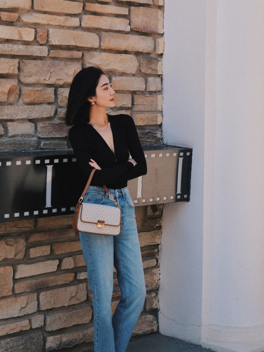 搭配 秋天,牛仔裤怎么穿才高级?和针织衫或背心搭配减龄洋气,超好看