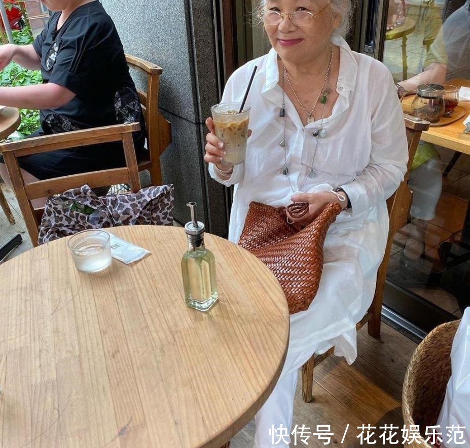 简约|日本82岁奶奶火了,身材发福但穿衣简约时髦,网友:比穿旗袍好