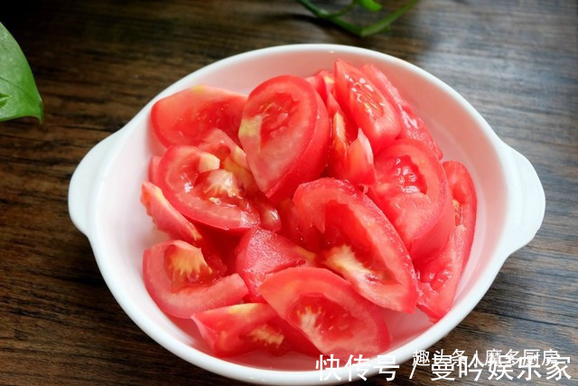 一家四口的家常晚餐,简单易做,好吃不贵,比大鱼大肉还可口!