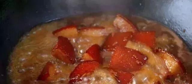 做红烧肉别再用酱油和啤酒了,用它炖,入口即化,一点都不腻!