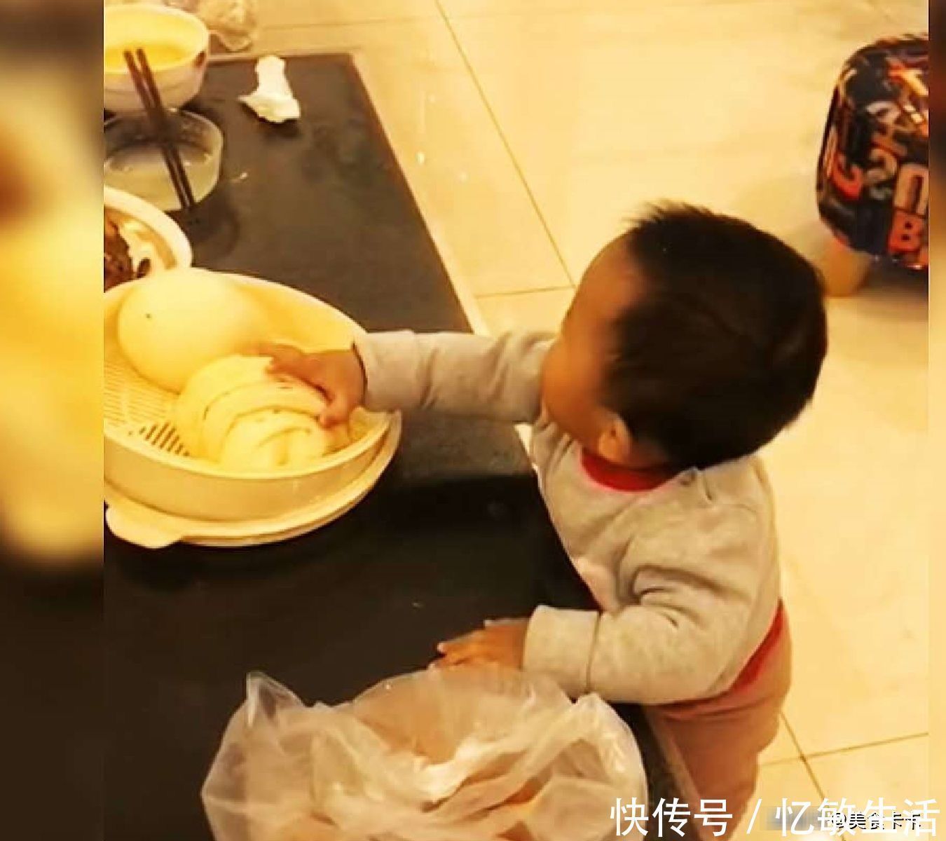 花卷|宝宝看附近没人,下一秒萌翻众人,网友:看把孩子给饿的!