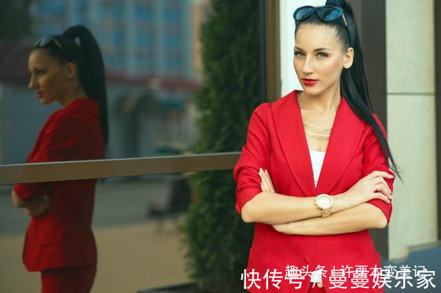 手镯 女人戴手镯还是手表好看三个理由告诉你,别再戴错让人笑话