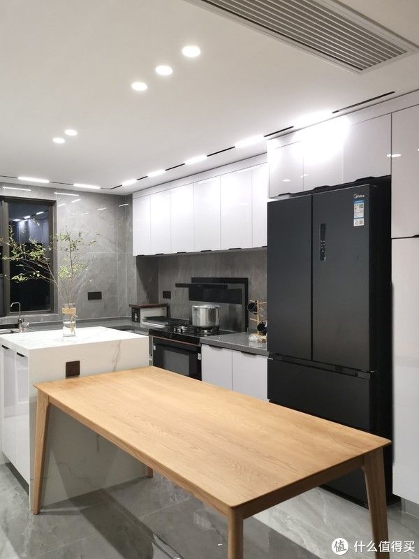 空间感|140平也能拥有大横厅！打通阳台和厨房，超大空间感，装出大宅范