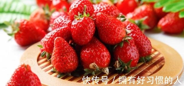 保护视力|草莓选大的还是小的好？教你怎么正确吃草莓，收获更多的养生功效