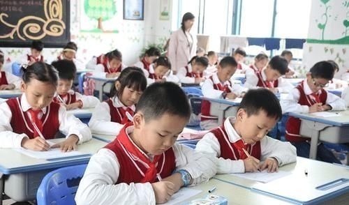 阅卷老师|小学生“草稿纸”走红,考试被当成“试卷”上交,网友:完全相反