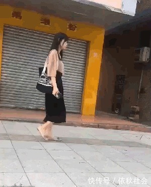 |搞笑GIF:妹子你这样挎包,把旁边的大姐看懵了