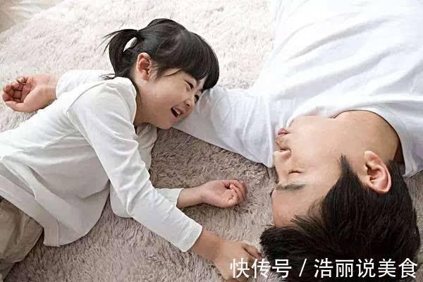 洗澡|4岁女儿看到爸爸洗澡,女儿的话爸爸难为情,妈妈回答很到位