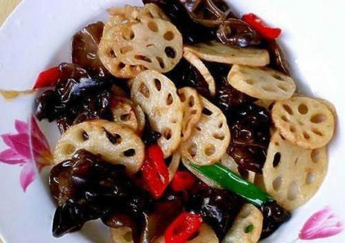 美食严选：肉酱烩豆腐，木耳鸡蛋炒蒜薹，莲藕炒木耳，花生酱凉拌菠菜