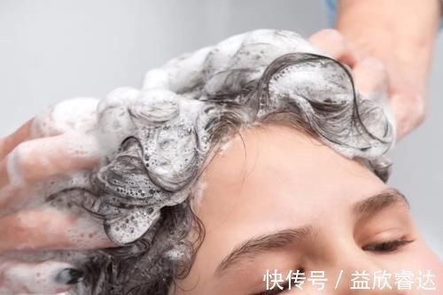 头皮|到底多久洗一次头发？这几大洗头误区，很多人都做错了