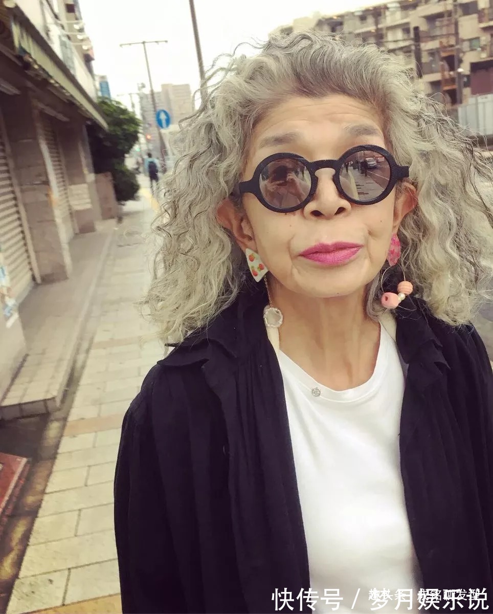 银发 老人穿衣不要太拘束,这位日本银发奶奶太会打扮,穿搭不输年轻人