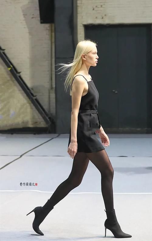 越穿越有门道的黑丝美女，眼神迷离吸引人