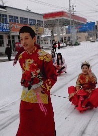 |搞笑GIF:都建功立业了,还是改不掉看见妹子就想抱的冲动