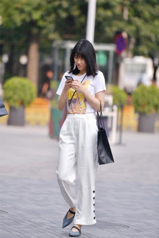 白色|街拍:气质温婉的时尚辣妈,简洁的黄色连衣裙很显优雅风姿