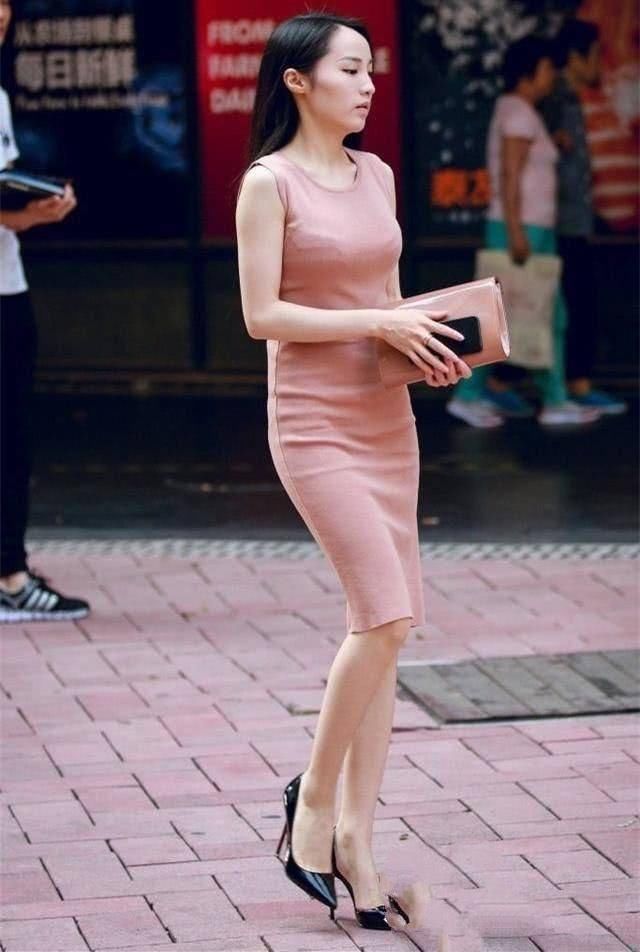 美女漂亮的连衣裙自带聚焦环，舒适清新满满的青春朝气