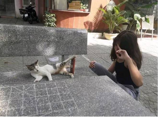 |搞笑图片幽默段子笑话兄弟看你很认真的样子,在思考什么呢