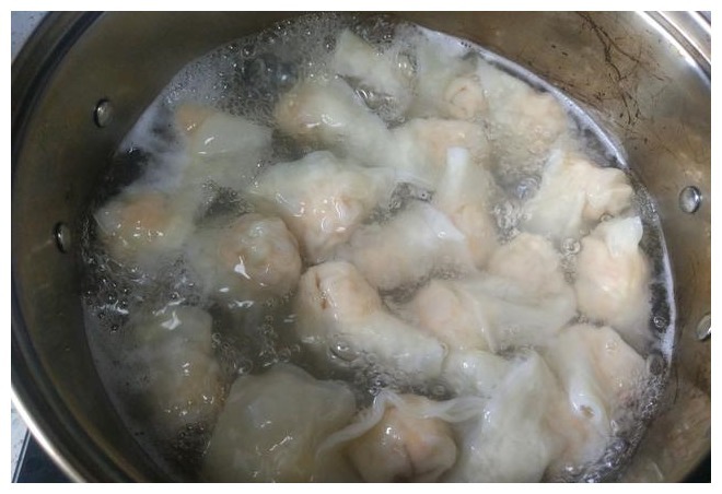 想吃馄饨不用出去买了，手把手教你在家做，皮薄馅大特别好吃