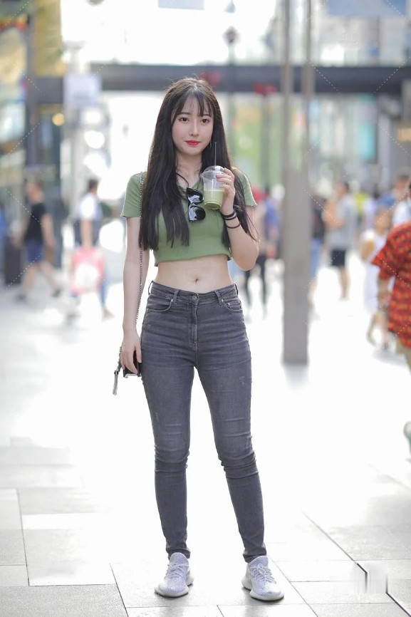 ¶Ì¿îÉÏÒÂ|ÏëÒªÇåпɰ®Ã÷Ã͝ÈË, ÊÔÊÔÂÌÉ«ÉÏÒÂ+»Òɫţ×пã, ÏÔ°×ÓÖ×ÔÐÅ