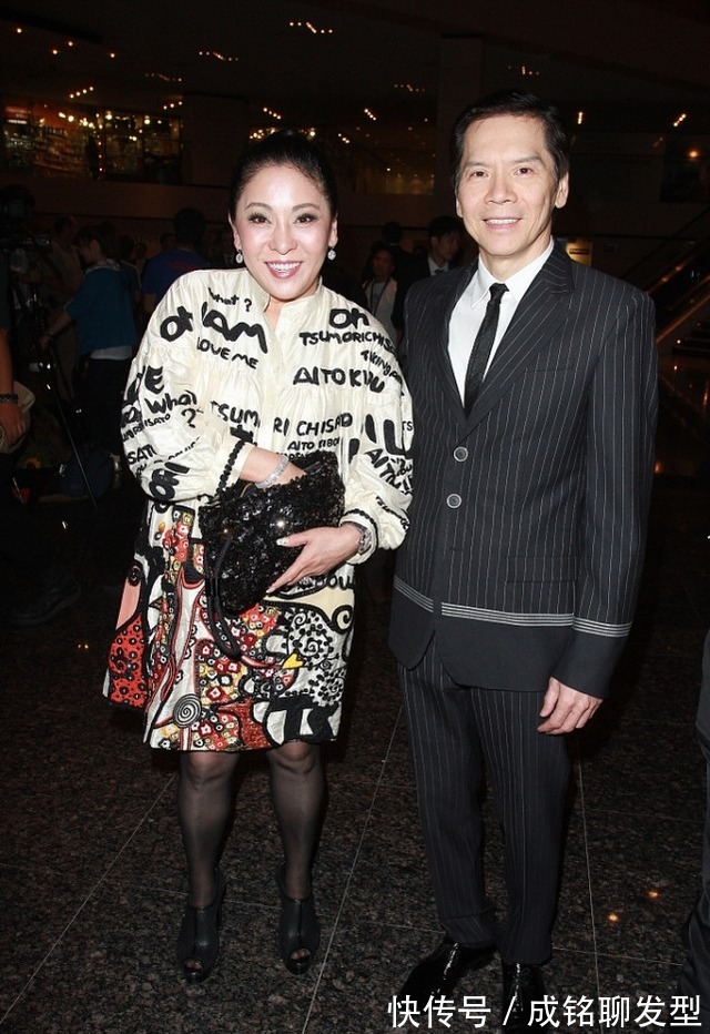 高级感|61岁向太真富态,一袭印花连衣裙透着阔太范,从容自信高级感满满