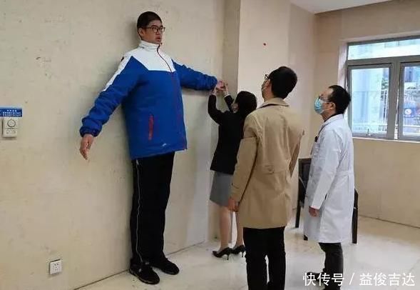 任柯宇|14岁少年身高221米,挑战吉尼斯世界纪录,网友上面空气新鲜吗