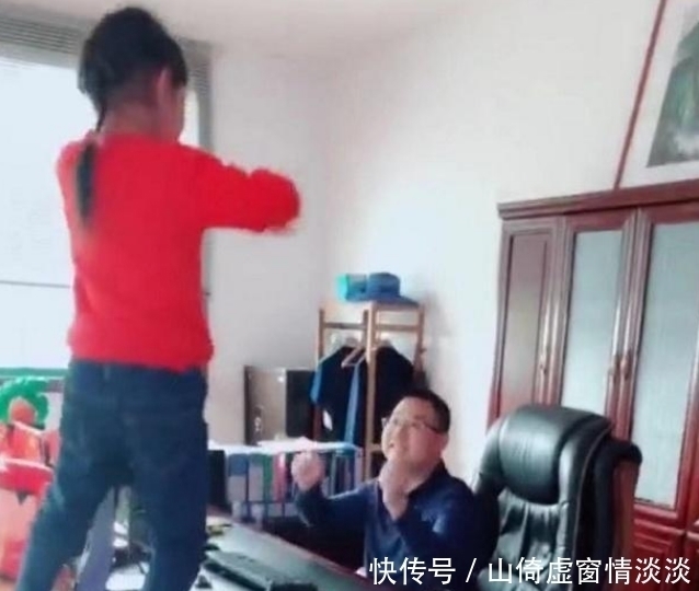 办公桌|总裁奶爸带女儿去上班,女儿在办公桌上跳舞,奶爸却这样做!