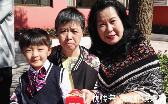 宝爸|''最美外婆''产房外走红,风头盖过宝宝,外婆:都别看我,看我外孙