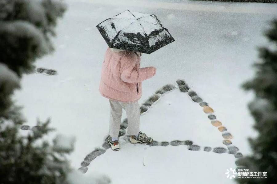 大雪|大雪虽美也让出行变难，扫雪除冰！山大师生两小时清出安全通道