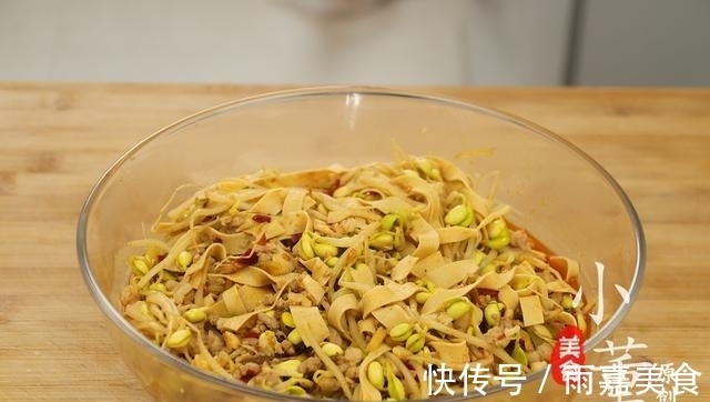 搅拌均匀|豆皮不要再凉拌了,加1块肉,1把豆芽,香辣开胃又下饭