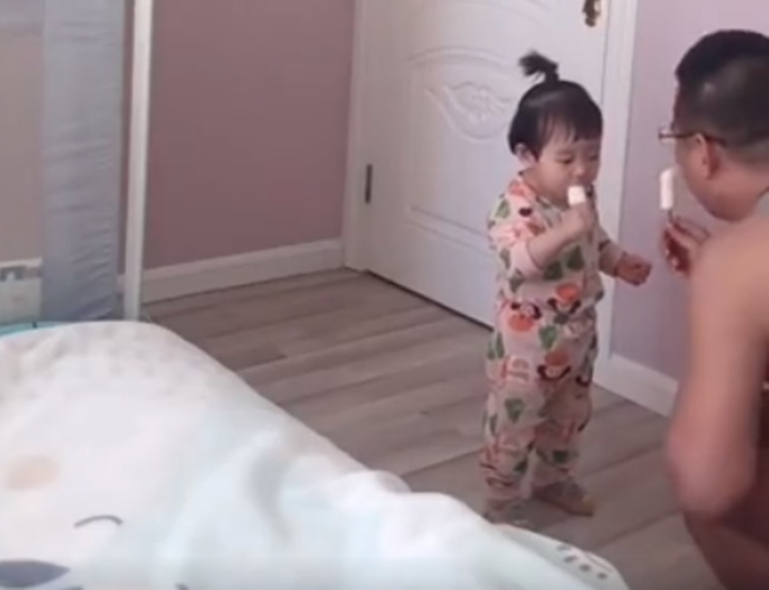 打掩护|亲爸带娃偷吃冰棍，为防止被妈妈抓包，“打掩护”的方式令人赞叹