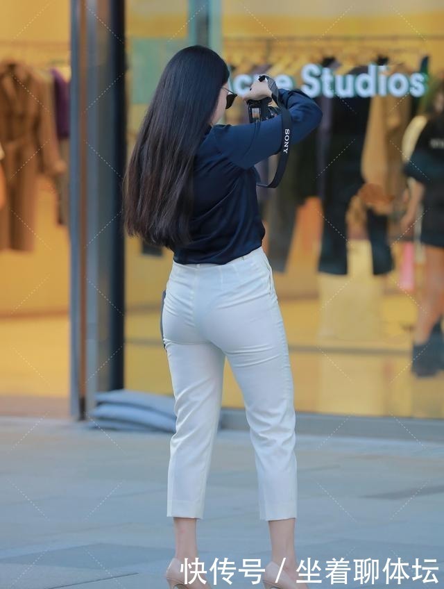 御姐风 偏光衬衣搭配纯白长腿,知性干练,气场全开的御姐风