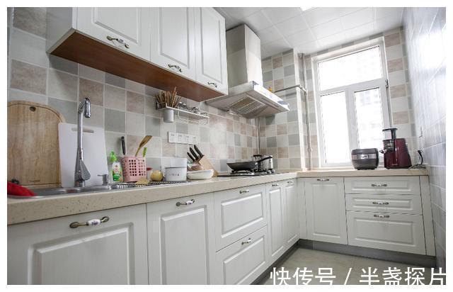实用|厨房别做吊柜了，不实用还碰头，找两块板子装上去，省钱方便多了