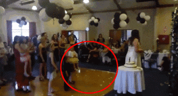 |搞笑GIF:姑娘,你又调皮了,大庭广众下吐舌头可不好!