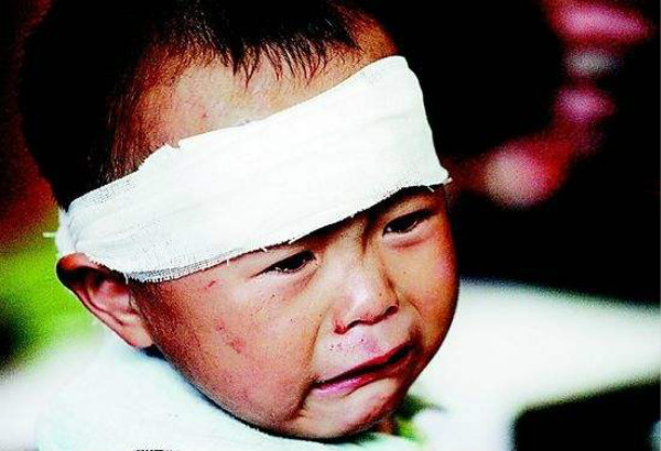 幼儿园“山鸡哥”走红，拖着“残躯”上学太霸气，老师：这是大佬