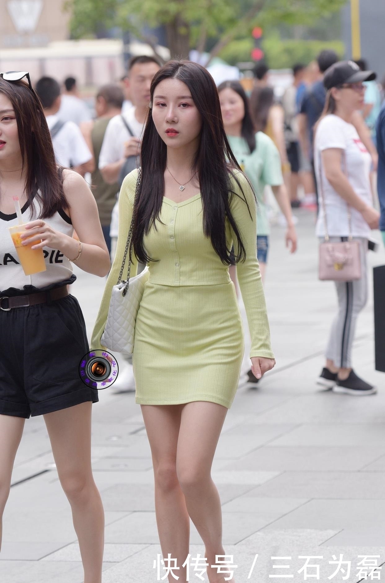 针织|秋天的裙子怎么选?美女穿针织面料的两件套裙子,保暖又洋气