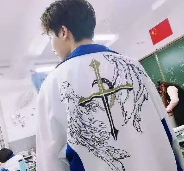 校服&中学生“手绘校服”对比,各科学生各有特点,艺术生最让人惊艳