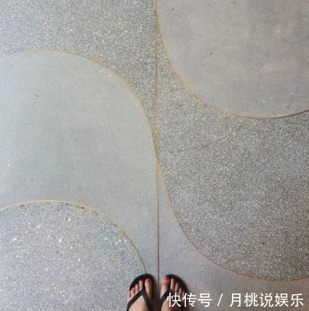 卫生间|地面装修不流行铺瓷砖了，以前被弃用的水磨石，如今玩出了新花样