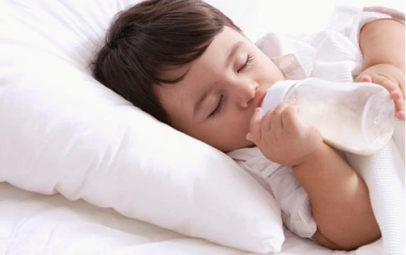 积食|几个饮食坏习惯是宝宝积食的“加速器”,出现这些信号说明很严重