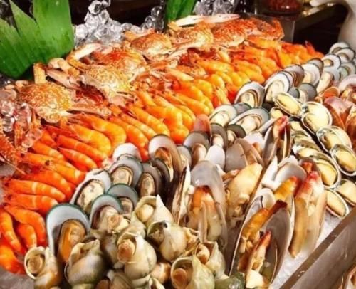 吃自助餐,聪明人专拿这4种食材,一盘就吃回本,老板气的牙痒痒