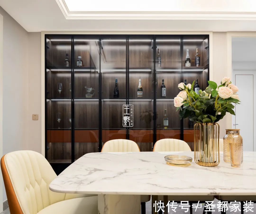 爱马仕|139平4室大户型装修实景效果图,客餐厅开放式布局宽敞大气
