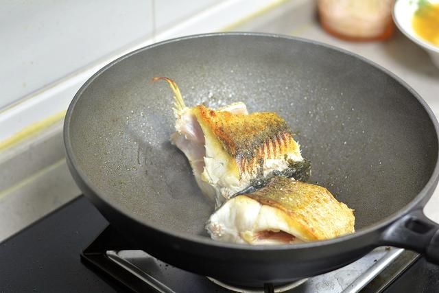 啤酒炖草鱼真够味，肉嫩汤浓，用电饭煲炖省心省事营养不流失