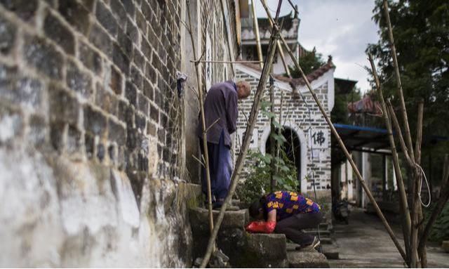 佛子|天生佛子因菩萨托梦,凭一己之力自建庙宇,身上的百衲衣从未换过