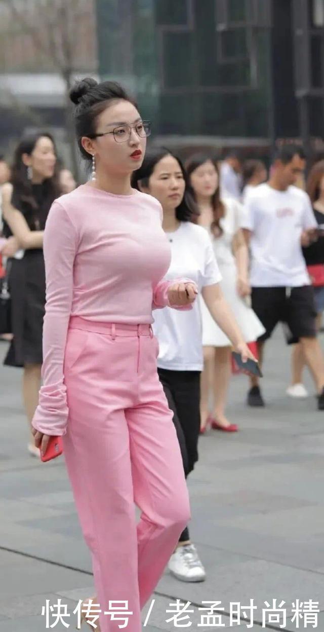 街拍:小个子女生别穿高腰裤了, 粉色打底衫搭配直筒裤, 舒适百搭又大气