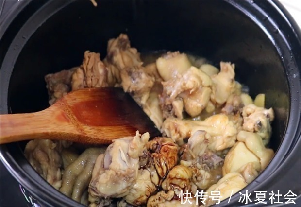 香菇焖鸡|想要鸡肉好吃,清洗步骤最为重要,掌握这个小技巧,鸡肉腥味全无