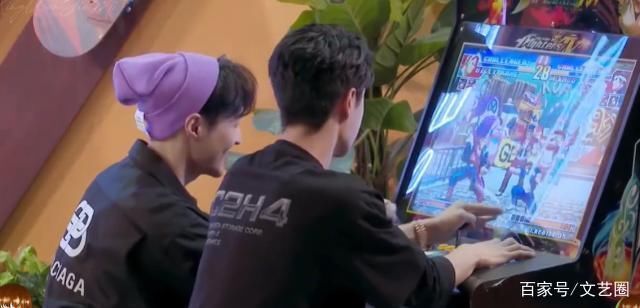 怕被捆绑CP王一博伸手吓得张艺兴猛地后缩拒肢体接触,避嫌明显