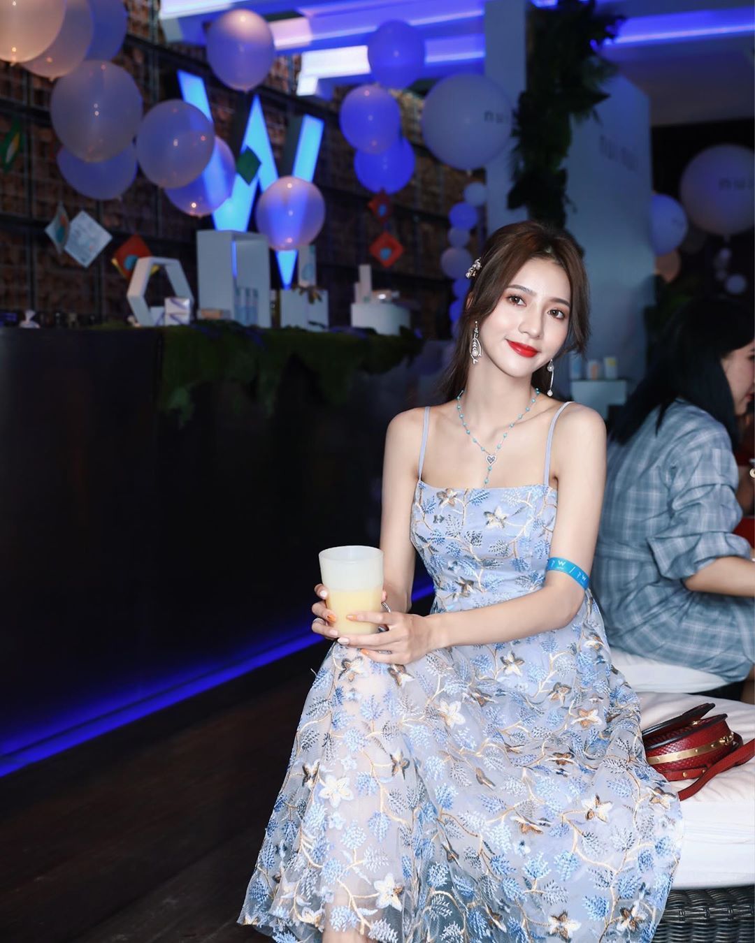 搭配|蓝色连衣裙搭配蓝灰色高跟鞋, 款式新颖, 设计精美