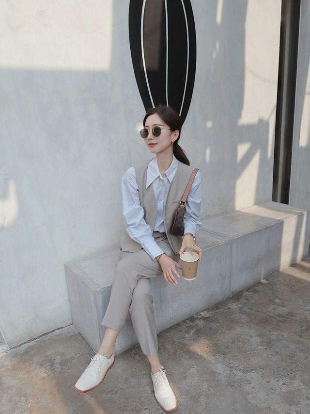 马甲|毛衣马甲背心穿搭指南，泡泡袖衬衫+牛仔裤，怎么看都显得很洋气